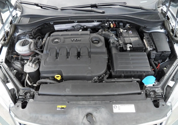 Skoda Superb cena 59900 przebieg: 182000, rok produkcji 2017 z Nałęczów małe 254
